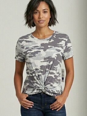 NWT - Medium short sleeve knotted shirt. Ribbed gray camouflage shirt. Casual